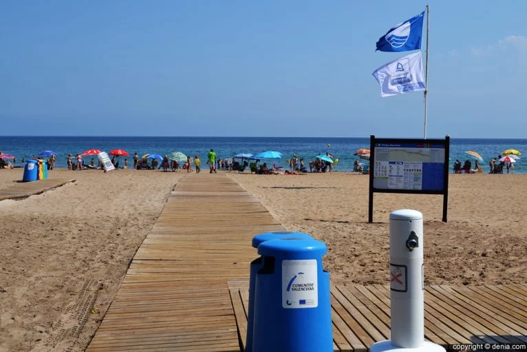 Les Bovetes Playa Con Bandera Azul D Nia D Nia