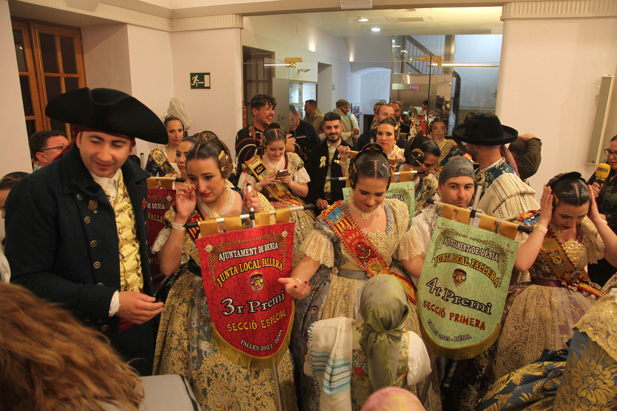 Cargos falleros en el salón de actos del ayuntamiento esperando a