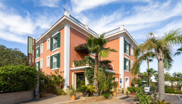 Diseño elegante y moderno que refleja la esencia del hotel, destacando por su arquitectura distintiva