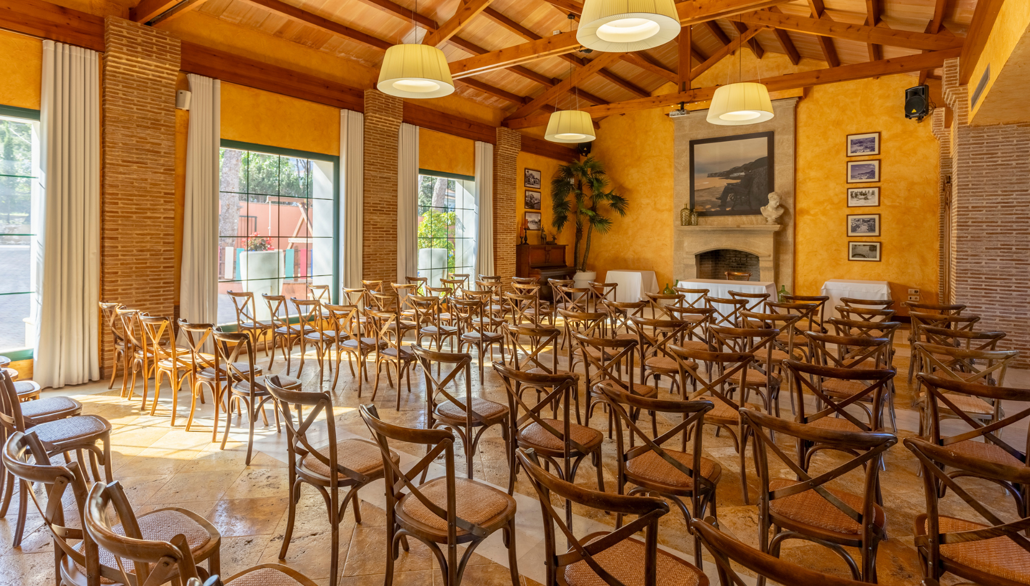 Salón equipado con tecnología de última generación, ideal para reuniones corporativas, conferencias o celebraciones privadas