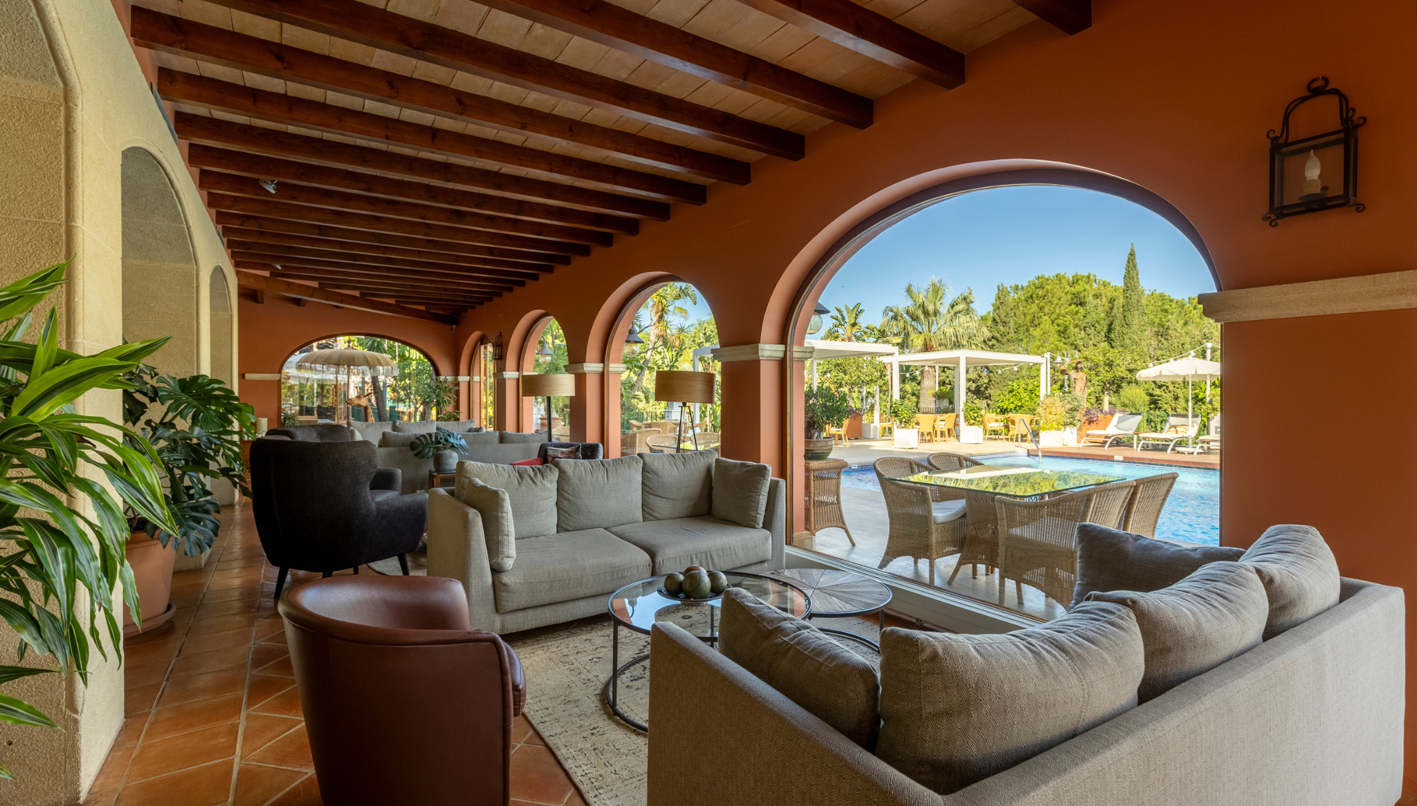 Un espacio acogedor y elegante que da la bienvenida a los huéspedes con un ambiente cálido y profesional