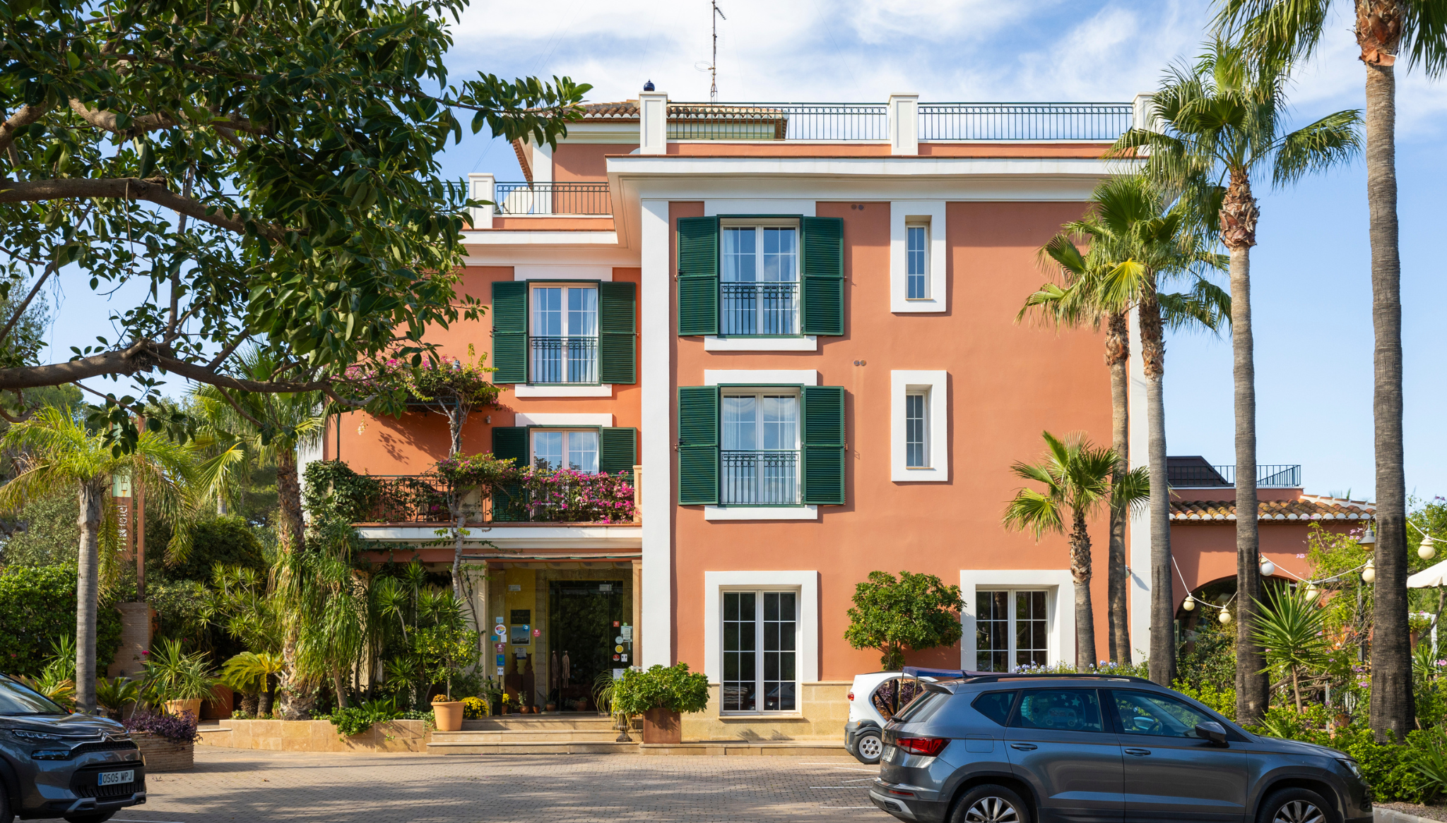 Un espectáculo de luz y diseño que resalta la belleza del hotel cuando cae el sol