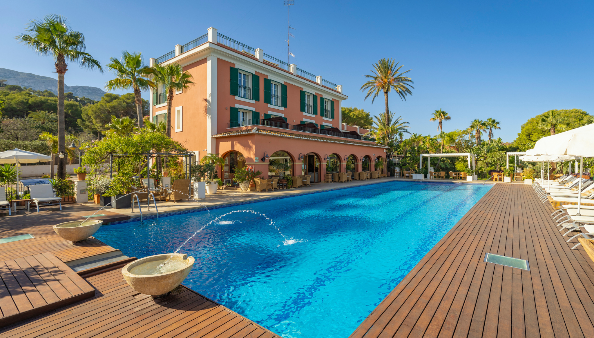 Un oasis de tranquilidad donde disfrutar del sol y refrescarse en un entorno natural inigualable