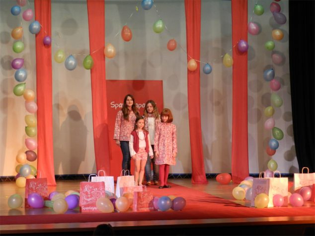 Desfile de moda infantil en la Falla Centro