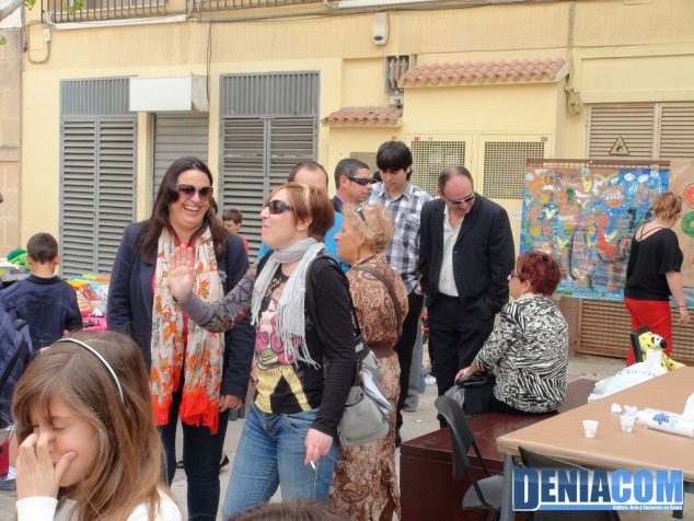 Ambiente en el mercadillo solidario de Llunàtics