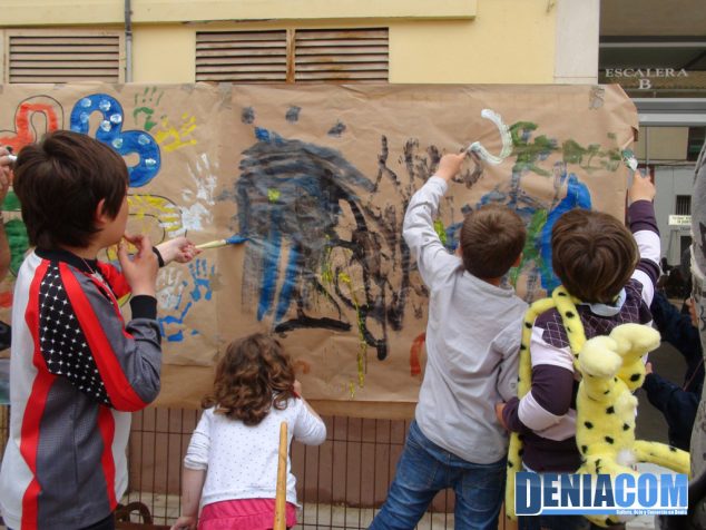 Pintura improvisada en el mercadillo solidario de Llunàtics