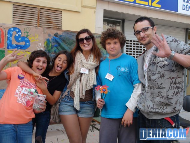 Profesores y alumnos en el mercadillo solidario de Llunàtics