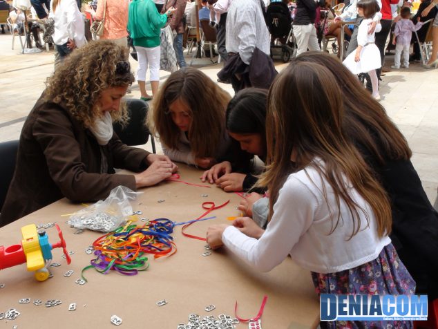 Taller de creación de pulseras en el mercadillo solidario de Llunàtics