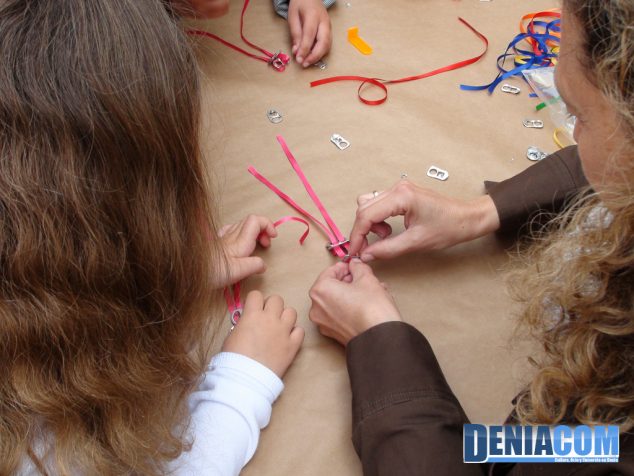 Taller de pulseras en el Mercadillo Solidario de Llunàtics