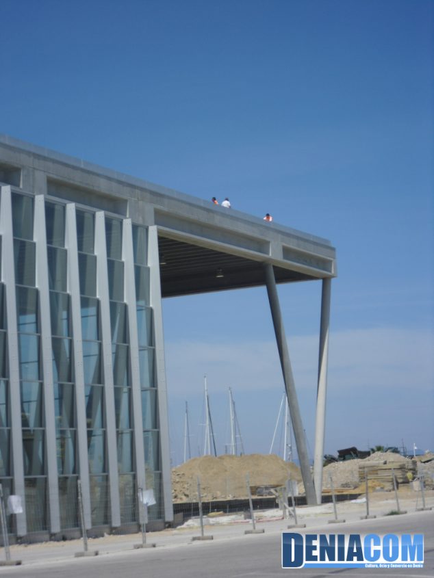 Operarios trabajando en la nueva Estación Marítima de Dénia