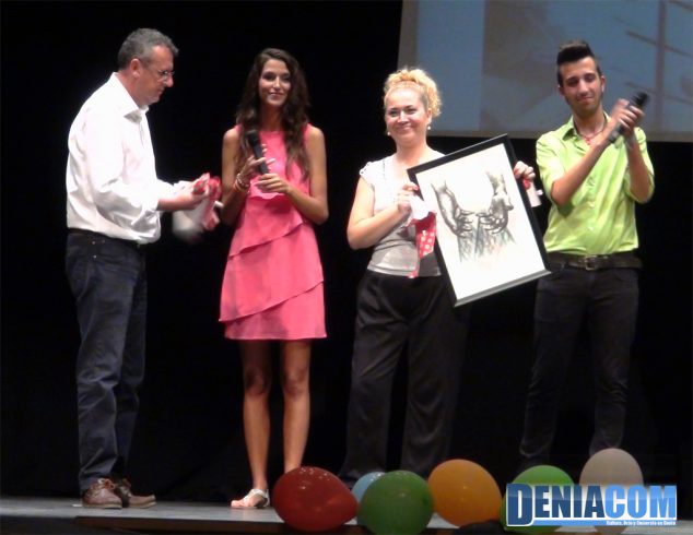 Reconocimiento de la Falla Baix la Mar a la directora de la Banda de lEscola de Música de Pedreguer