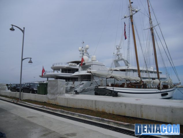 Puerto de Dénia Goleta atracada en Dénia