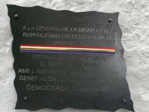 Placa en memoria de los fusilados en el cementerio de Dénia