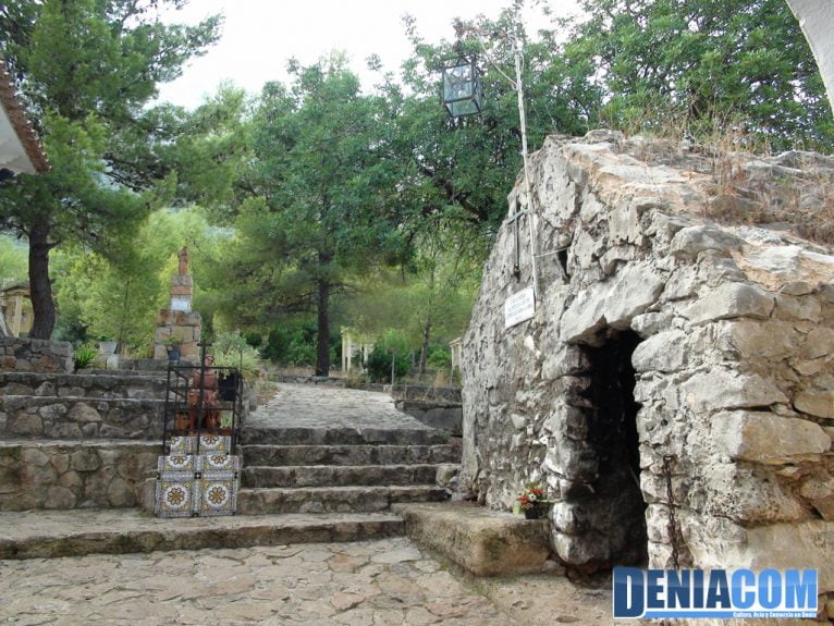 Exterior de la Ermita del Pare Pere y su casita