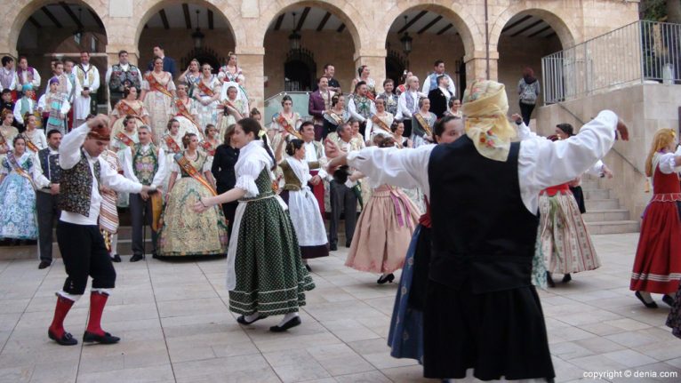 Dianium Dansa en el pasacalle de la exposición del Ninot