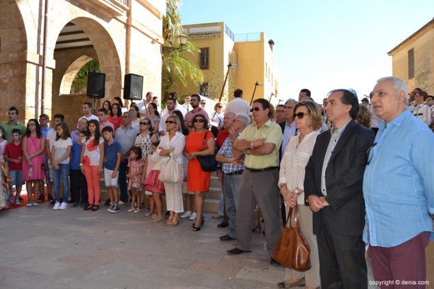 04 Asistentes al acto institucional del 9 de octubre en Dénia