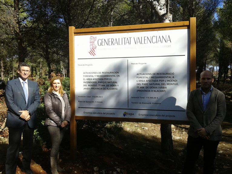 Salomé Pradas junto al cartel de la Generalitat Valenciana en el Montgó