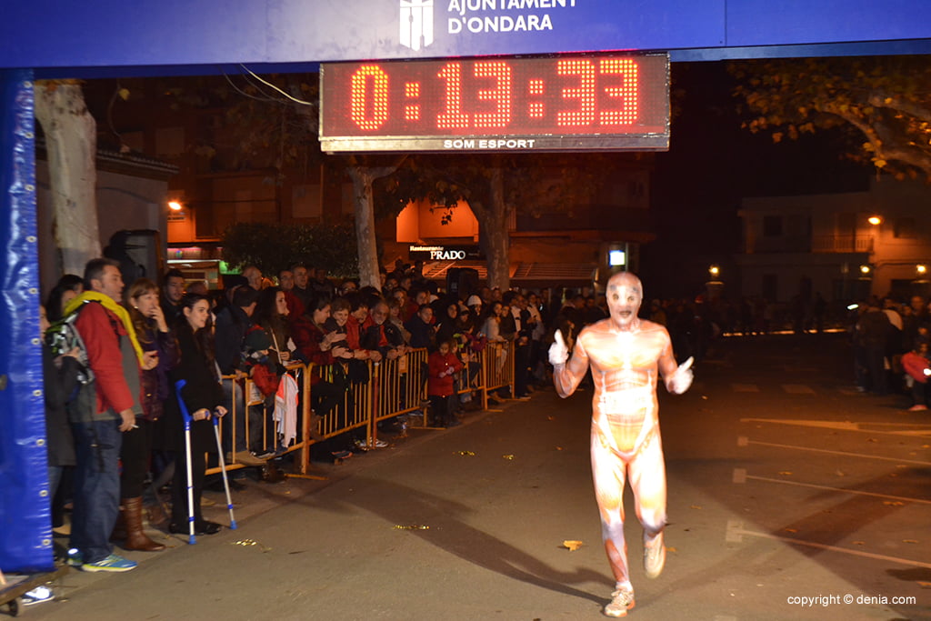 Cristian Ferreyra con su disfraz llegando a meta