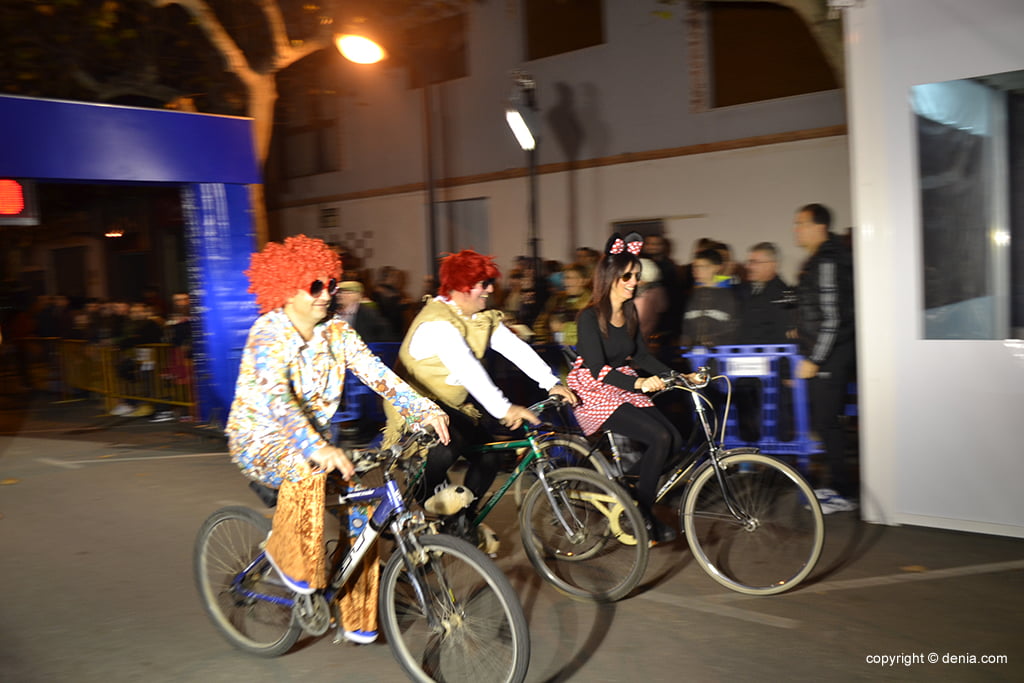 Tres ciclistas tomando la salida