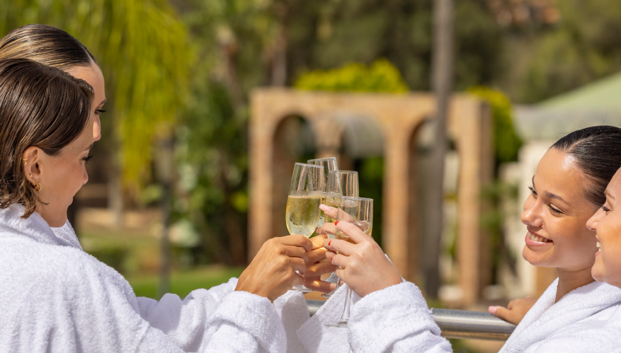 Brinda con una copa de cava durante la jornada