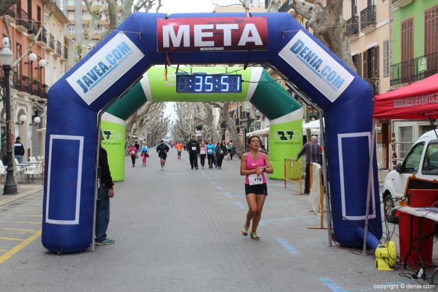 182 2º Marcha Solidaria Deniacom a favor del CEE Raquel Payà llegada a meta