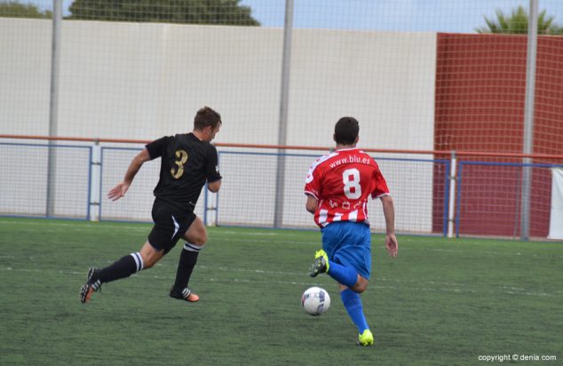 Gaya cediendo el balón