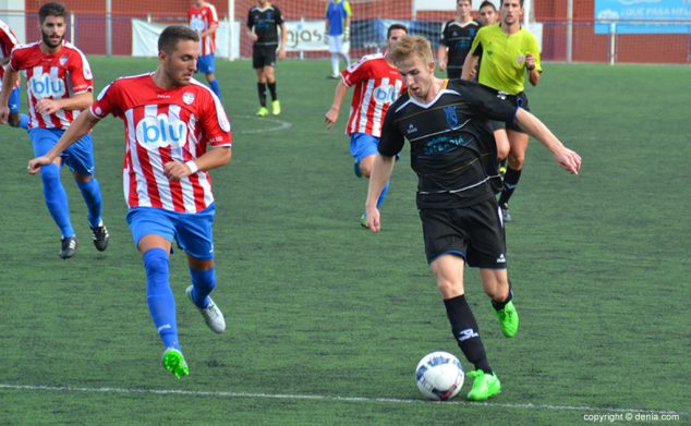 Renzo con el balón controlado