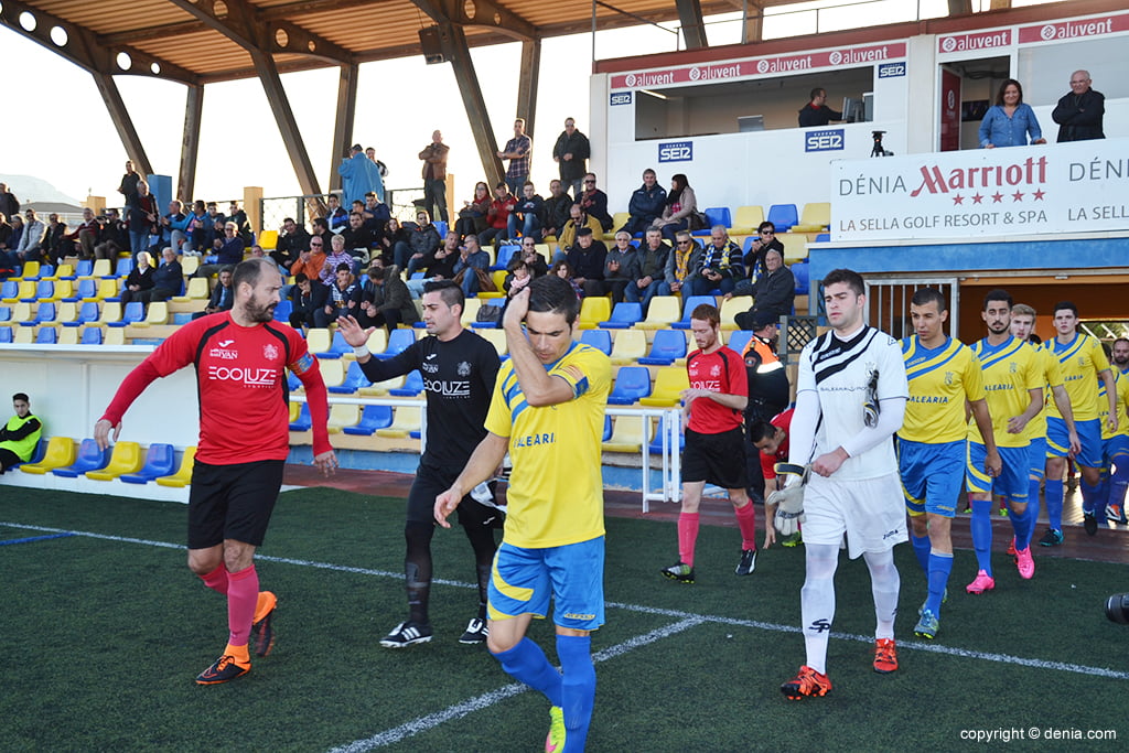 Jugadores saltando al terreno de juego