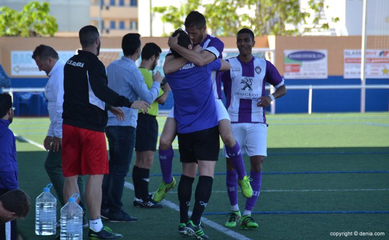 Raúl Muñoz celebrando el gol con su banquillo