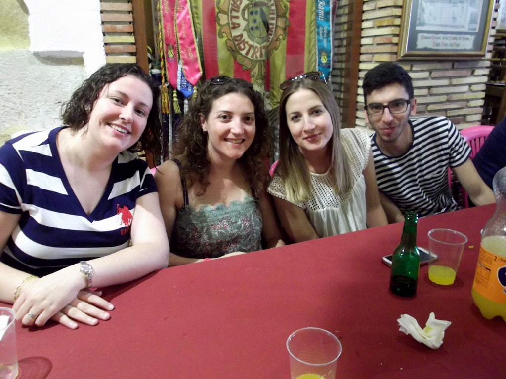 Falleras en la comida italiana de Baix la Mar