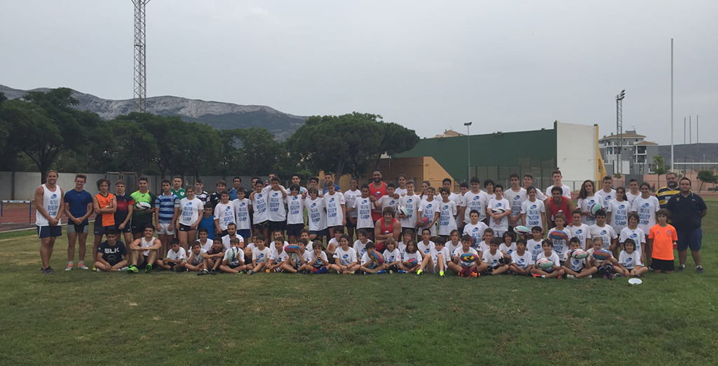 Alumnos de la Escuela del Dénia Rugby en el campus