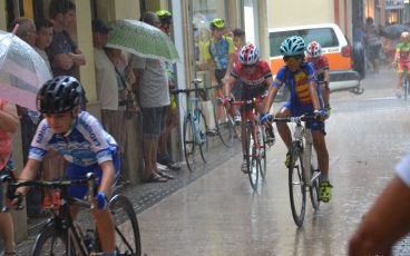 ciclistas bajo la lluvia