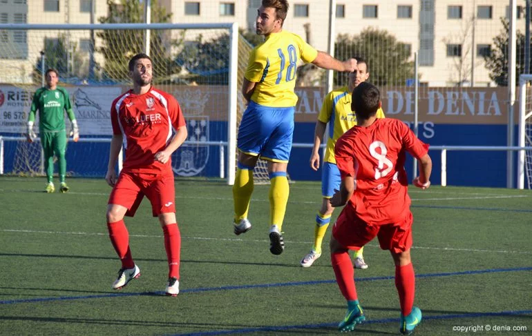 Álex Gayá disputando un balón de cabeza