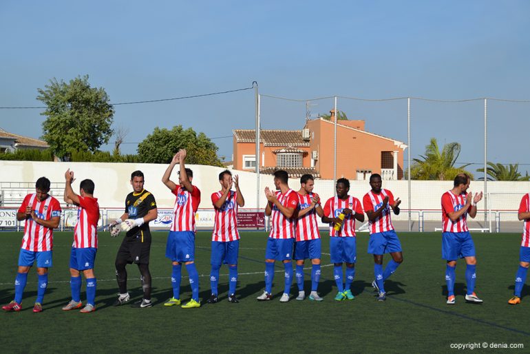 jugadores del cd javea saludando antes de un partido