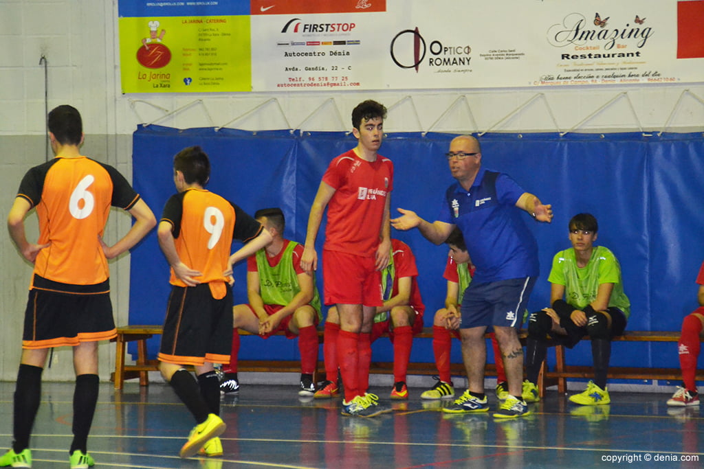 Raúl Gil dando instrucciones en su banquillo