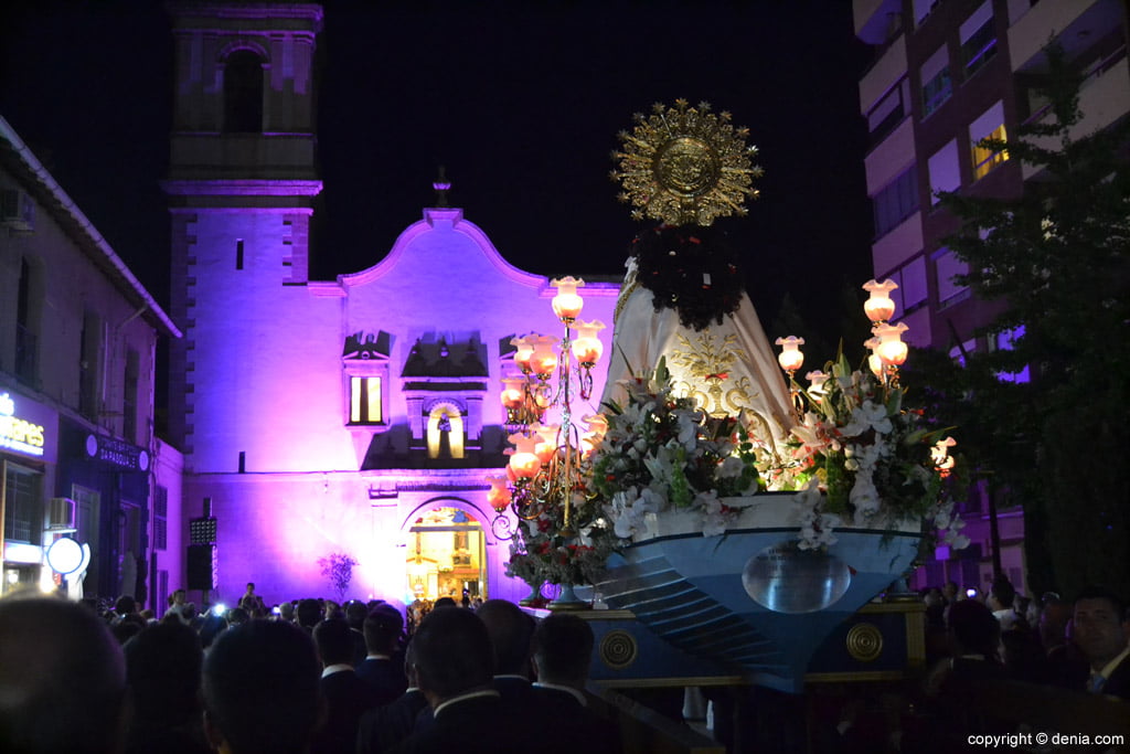 Procesión de la Mare de Déu dels Desemparats 2017 – la Virgen frente a la iglesia