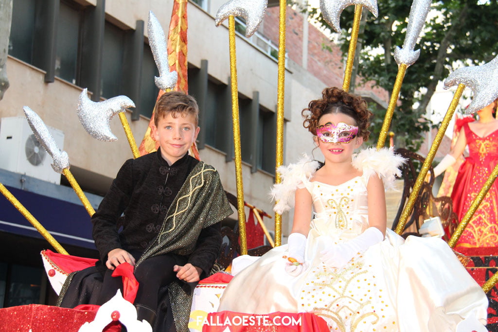 Cargos infantiles de la falla Oeste en la carroza