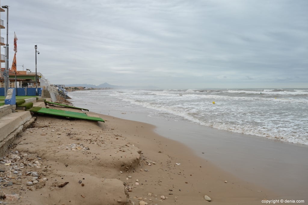 El mar se traga la playa de Les Deveses