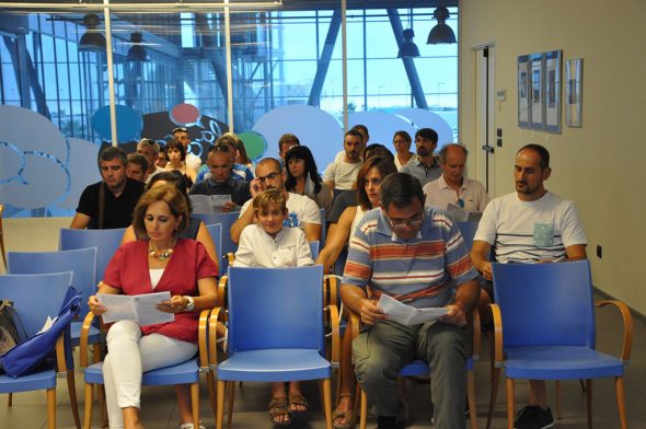 socios en la asamblea