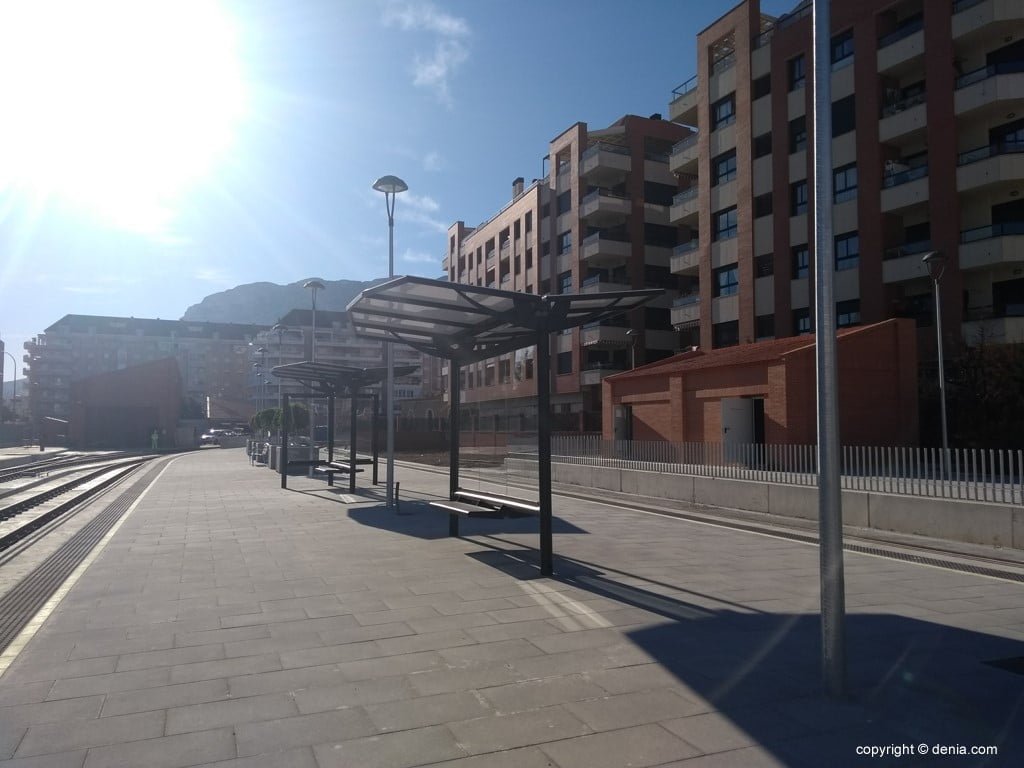 Andén de la estación de tren de Dénia