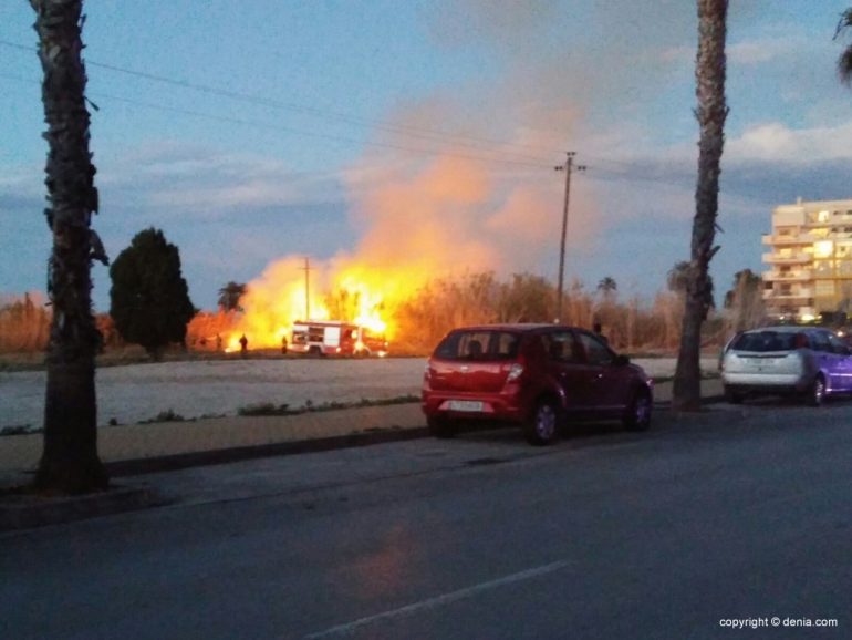 Incendio en un solar cercano al María Ibars