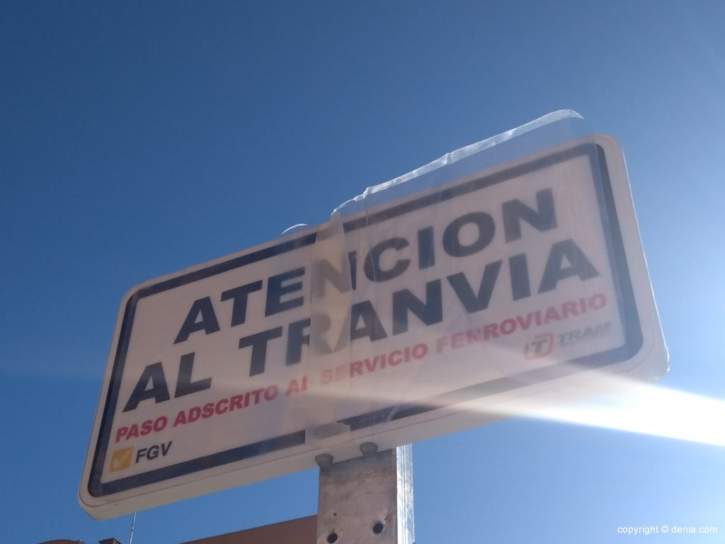 Señal de paso del tranvía en Dénia