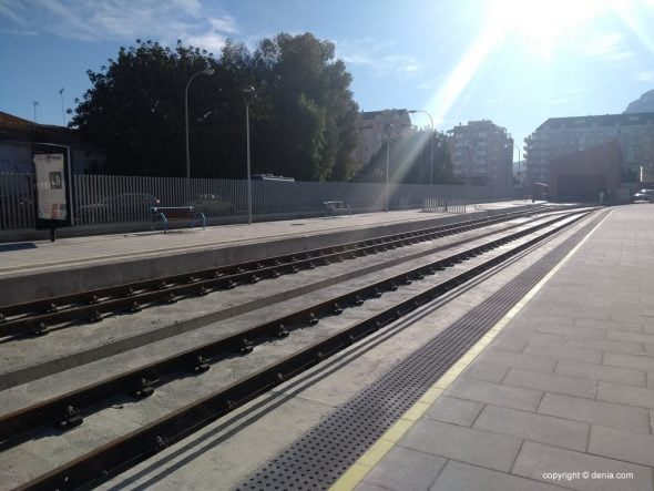 vias del tren en la estacion de denia