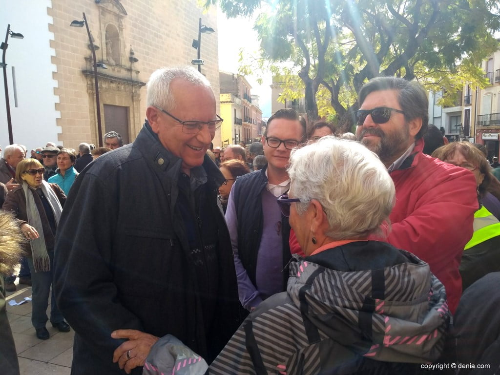 El alcalde hablando con una jubilada