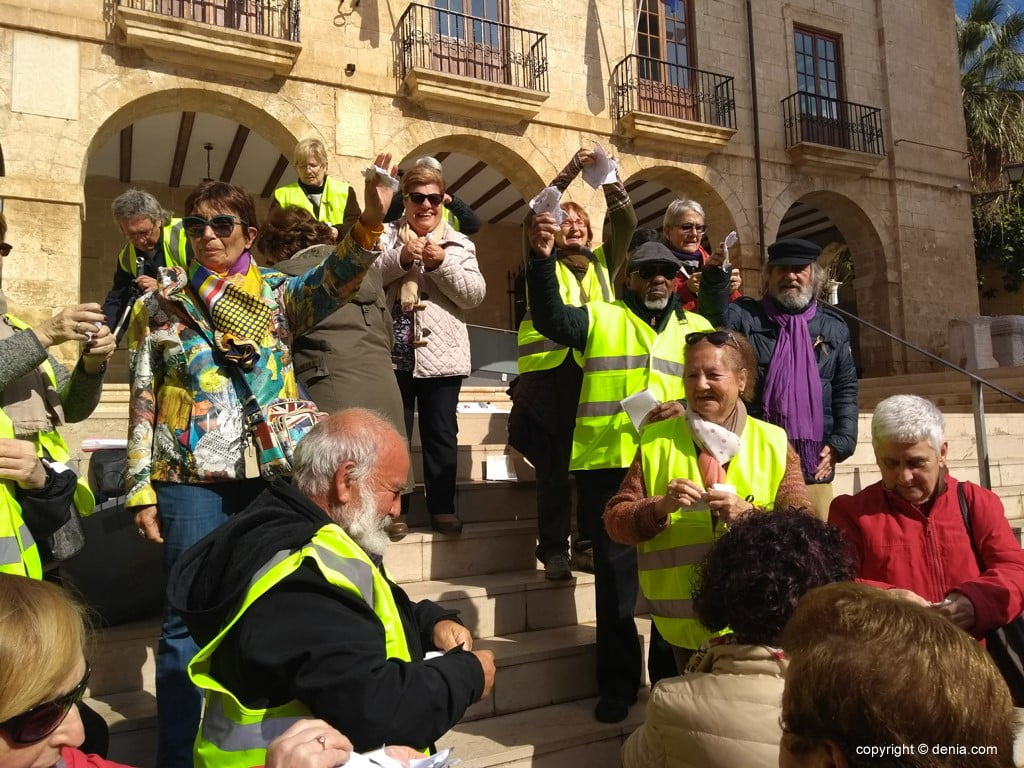 Los Yayoflautas rompen la carta de las pensiones