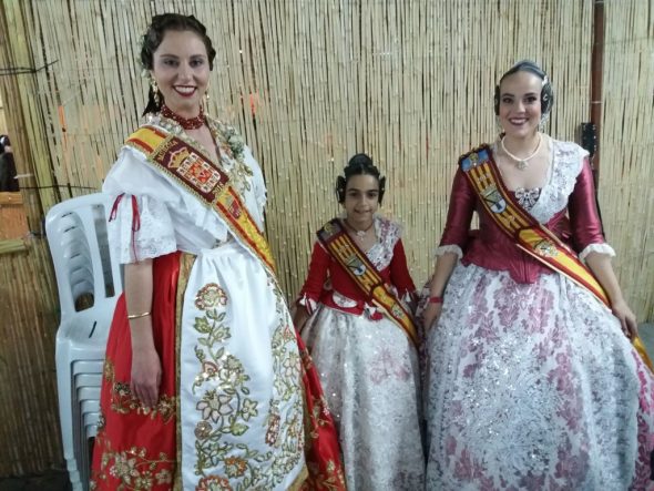 carla y melani con la reina de las fiestas de la primavera