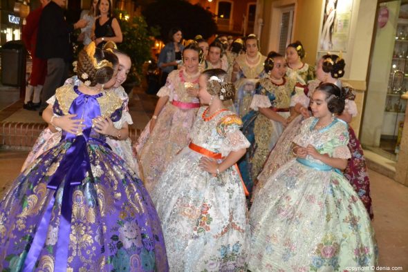 16 eleccion falleras mayores de denia 2019 abrazo colectivo