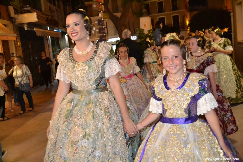 Elección Falleras Mayores de Dénia 2019 – Amparo y Neus al llegar a la Glorieta