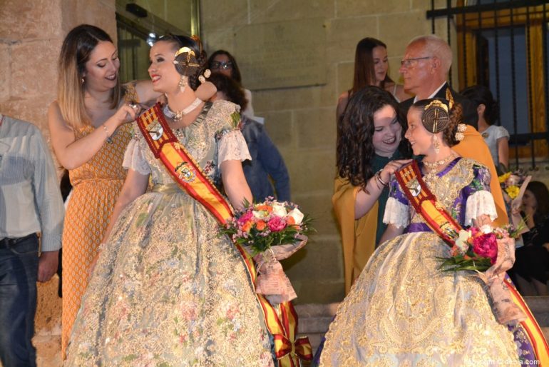 Elección Falleras Mayores de Dénia 2019 - Colocando la banda