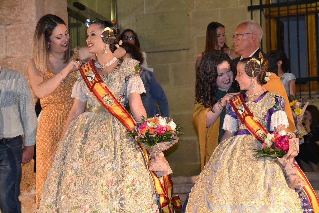 Elección Falleras Mayores de Dénia 2019 – Colocando la banda